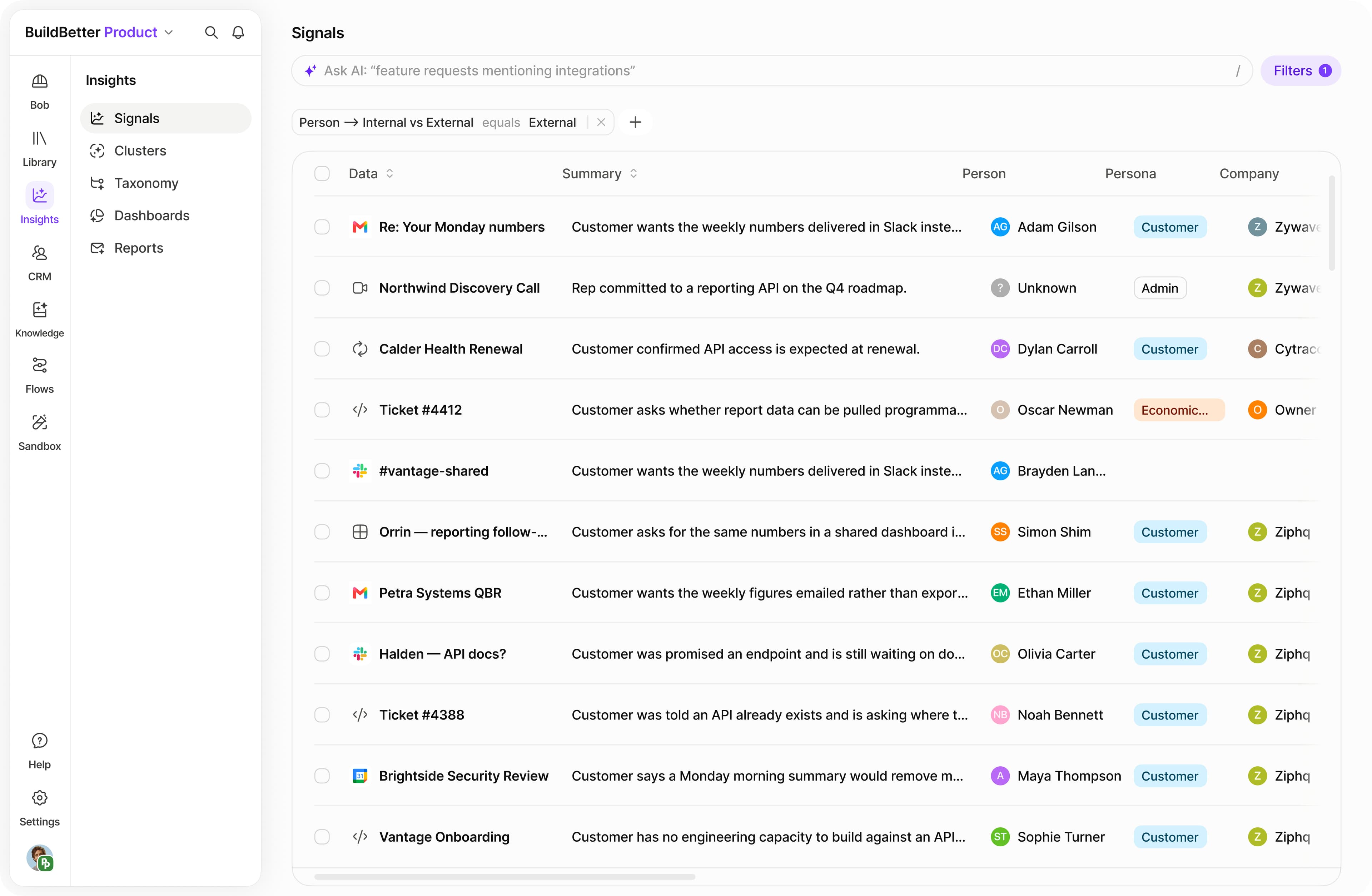 BuildBetter Signals muestra la retroalimentación del cliente con su fuente y contexto de cuenta.
